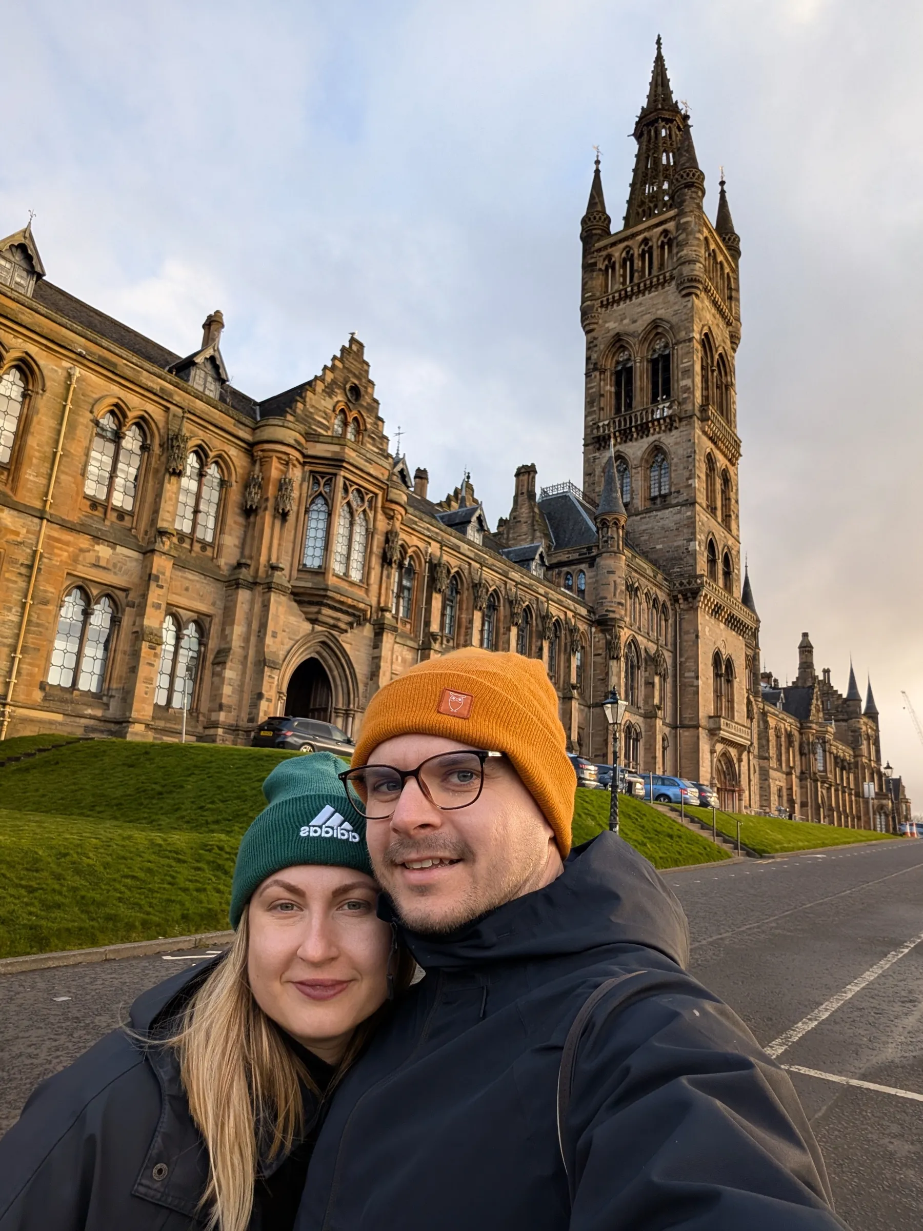 Sisa a Tom pred budovou Glasgowskej univerzity, 2026